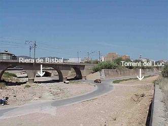 The confluence of the Torrent del Lluc and the Riera de la Bisbal: the channels of both rivers cut across a main road into Vendrell