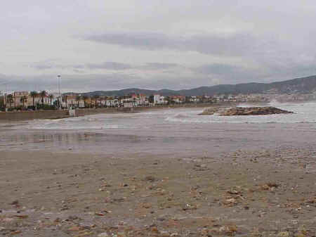 The effects of the rock islets: erosion of the beach in wave refraction blindspots