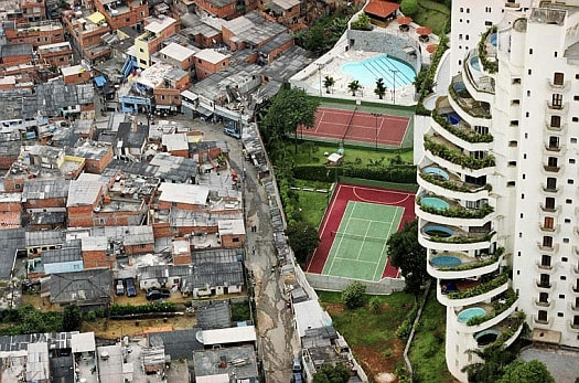 View of a favela and luxury apartments separated only by a
wall in the neighbourhood of Morumbi, in Sao Paulo. Source: VIEIRA TUCA (with kind permission)